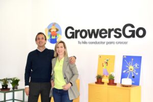 La startup tecnológica GrowersGo, pionera en la fusión de crecimiento personal y horticultura a través de su aplicación GrowersGo, anuncia el cierre de una ronda de financiación de 300.000 euros. La ronda ha sido apoyada por socios actuales y nuevas líneas de financiación de importantes entidades como Santander y Bankinter. Además, GrowersGo está en proceso de completar la ronda con una contribución adicional de ENISA, gestionada a través de Andseed. Con la nueva financiación, GrowersGo planea mejorar la jugabilidad, el engagement y la retención de usuarios, y ampliar su contenido. Además, la startup tiene como objetivo iniciar su sistema de monetización a través de suscripciones y anuncios recompensados, y captar los primeros clientes de pago para la versión B2B en el último trimestre de 2024. GrowersGo también invertirá en estrategias de captación en mercados clave como Estados Unidos, México y Colombia, principalmente a través de campañas con influencers especializados en crecimiento personal y horticultura. Este enfoque se complementará con actividades de desarrollo de negocio para asegurar los primeros clientes de pago en el sector empresarial. Según su CEO y cofundador, Ale Villarán: “Estamos muy contentos e ilusionados del feedback que estamos recibiendo de usuarios, ya en más de 15 países. Orgánico puro, estamos en fase de escuchar y aprender, con el objetivo de poder ir evolucionando la plataforma, con el reto, ni más ni menos, de que frenemos 10 minutitos cada día, para dedicarnos un espacio para cuidarnos, aprender skills y activar cambios, tal y como se cuida una plantita, con paciencia, persistencia y mucho amor”. Un enfoque innovador en crecimiento personal y horticultura GrowersGo, conocida por ser la primera aplicación en el mundo que combina el crecimiento personal con la horticultura digital, ha lanzado una versión inicial en iOS después de más de dos años de desarrollo. La plataforma utiliza la gamificación para ayudar a los usuarios a cuidar de plantas virtuales que simbolizan habilidades vitales, mientras proporcionan contenido educativo sobre jardinería y bienestar personal. La aplicación ahora es compatible con múltiples plataformas, incluyendo Android, gracias a una arquitectura tecnológica completamente renovada. Este avance permite a la compañía escalar en términos de jugabilidad, funcionalidades y contenido, tanto para consumidores individuales (B2C) como para empresas (B2B). Anticipándose a su plan original para 2025, GrowersGo ya ha comenzado a trabajar en su versión para empresas, tras recibir múltiples solicitudes de organizaciones interesadas en promover el bienestar y el desarrollo de habilidades vitales entre sus empleados. Esta versión B2B es parte del esfuerzo de GrowersGo para convertirse en la plataforma de activación de personas favorita a nivel mundial. GrowersGo entra en Wayra Adicionalmente, la startup ha entrado en Wayra, el programa Acelera Startups de Telefónica. Esta colaboración abrirá puertas a nuevos recursos, conocimiento y conexiones dentro del ecosistema de startups, ayudando a GrowersGo a posicionarse aún más como un líder innovador en el campo del bienestar digital y la educación ambiental. El primer hotel temático de crecimiento personal En una expansión de su visión, GrowersGo tiene previsto abrir el primer hotel temático de crecimiento personal y permacultura de Europa en junio de 2024. Este innovador proyecto busca llevar la experiencia GrowersGo al mundo real, ofreciendo a los viajeros una oportunidad de aprender sobre el cuidado de sí mismos: “Traemos el universo GrowersGo al mundo real, con la ilusión de que incluso los viajeros que no vayan buscando crecimiento personal, se lleven pinceladas que despierten su conciencia, sobre las lecciones tan valiosas para la vida que pueden enseñarnos las plantas”, concluye Villarán.