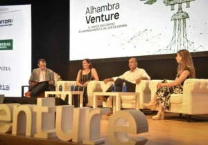 Participantes de la mesa sobre inversión sostenible. CLARA CEREZO