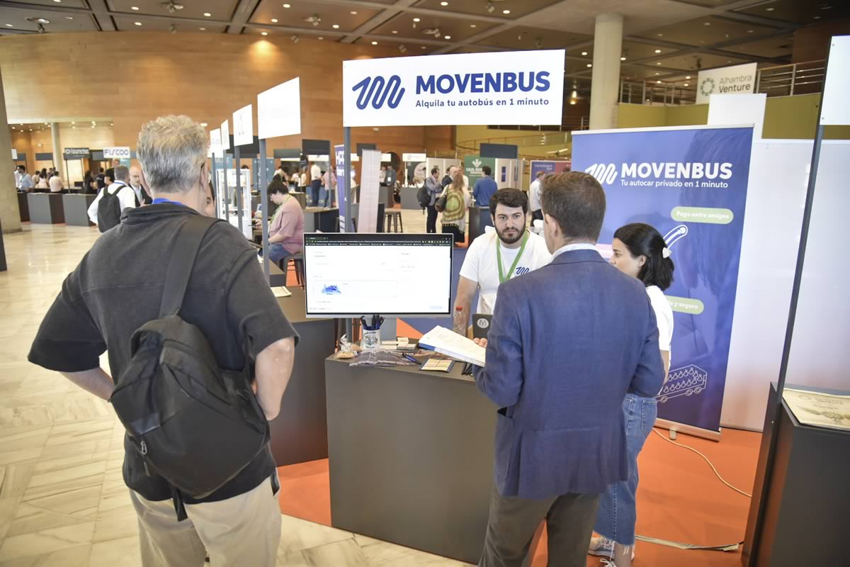 Startups participan en la zona expositiva de Alhambra Venture 2025