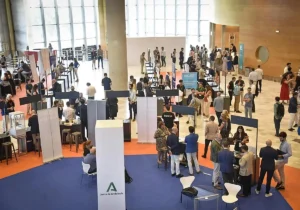 Stands de las startups de Alhambra Venture en el Palacio de Congresos, durante la celebración del evento del pasado año. (Clara Cerezo)