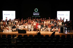 El equipo organizativo de Alhambra Venture y las startups ganadoras posan sobre el escenario del Palacio de Congresos al final de la gala de premios. (Ariel C. Rojas)