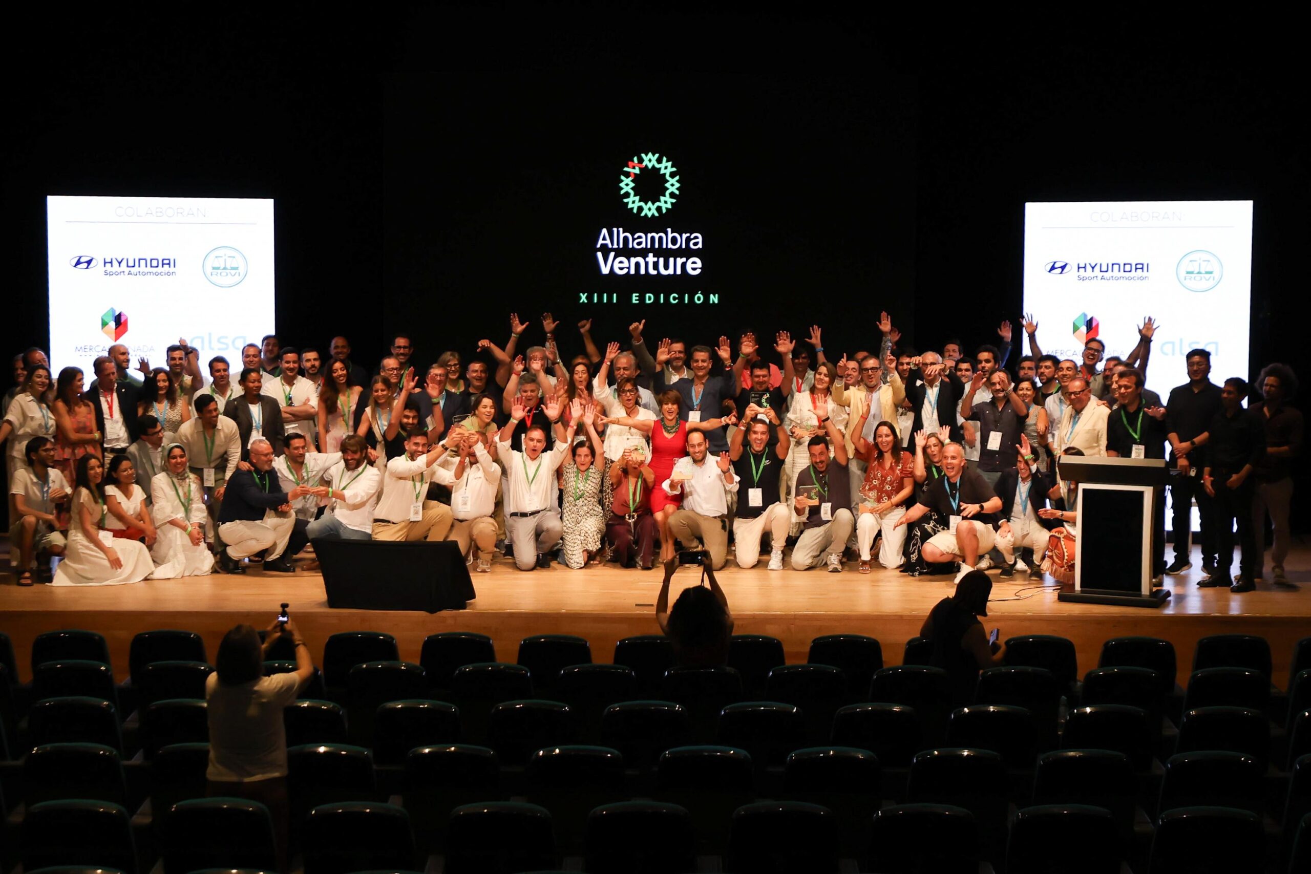El equipo organizativo de Alhambra Venture y las startups ganadoras posan sobre el escenario del Palacio de Congresos al final de la gala de premios. (Ariel C. Rojas)